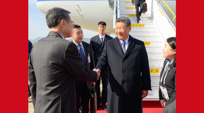 习近平抵达韩国出席亚太经合组织第三十二次领导人非正式会议并对韩国进行国事访问