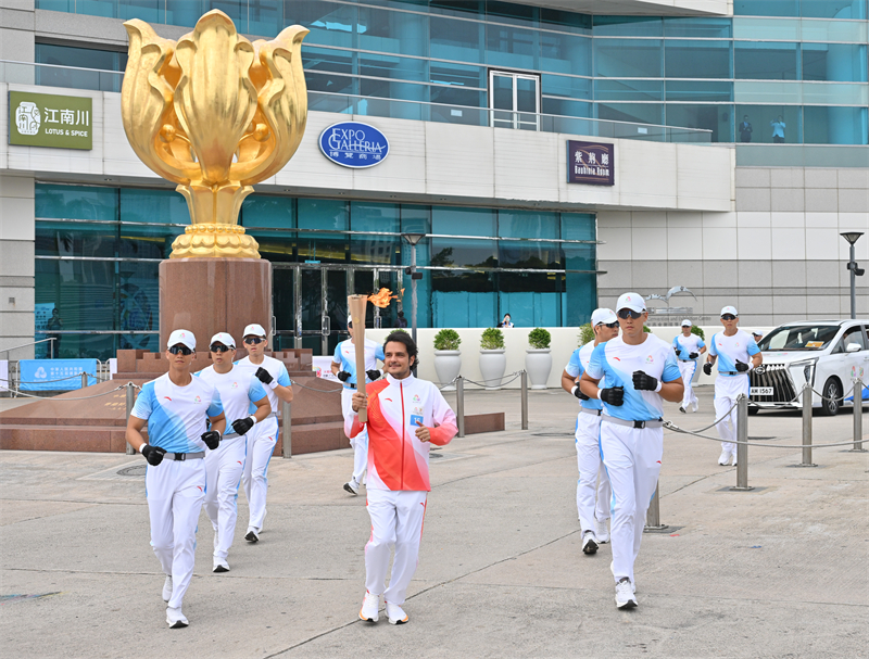第15棒、少数族裔代表利哲宏。香港特区政府新闻处供图 第15棒、少数族裔代表利哲宏。香港特区政府新闻处供图