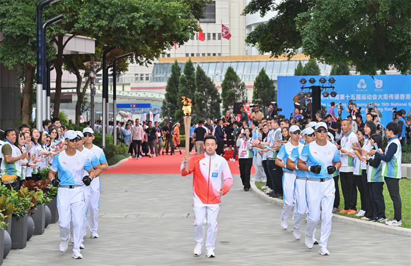 第一棒火炬手、香港乒乓球运动员黄镇廷。香港特区政府新闻处供图 第一棒火炬手、香港乒乓球运动员黄镇廷。香港特区政府新闻处供图