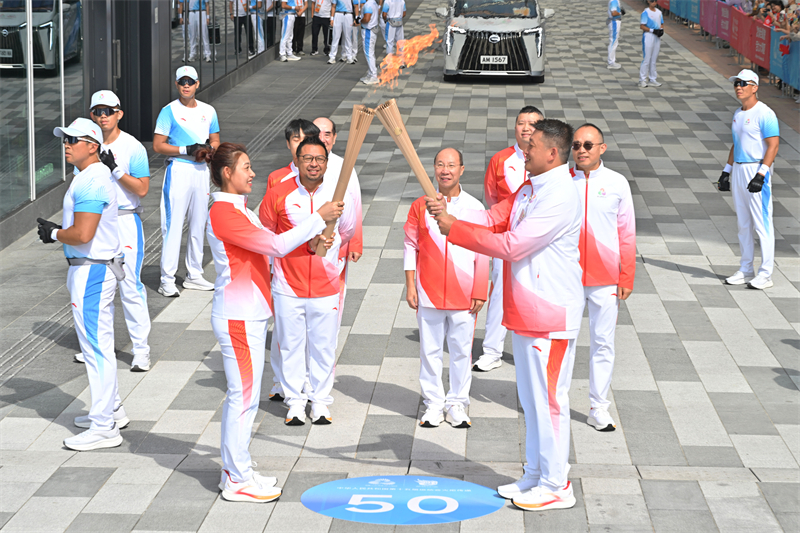 第50棒、香港女子击剑运动员佘缮妡接过火种。香港特区政府新闻处供图