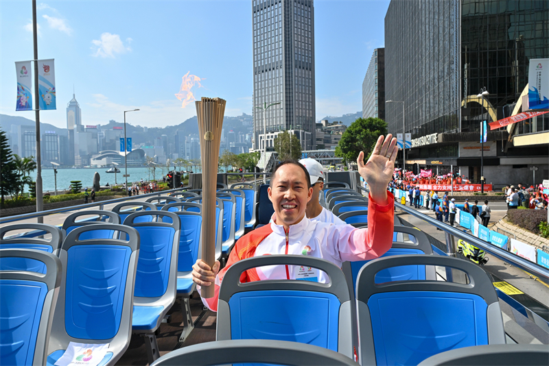 第38棒、信和集团主席黄永光。香港特区政府新闻处供图 第38棒、信和集团主席黄永光。香港特区政府新闻处供图