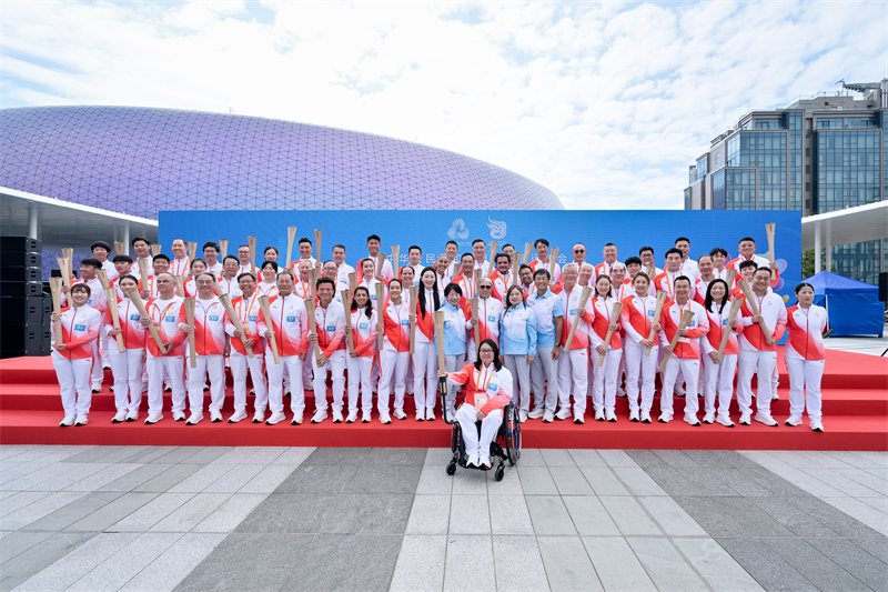 十五运会香港赛区火炬手合照。香港特区政府新闻处供图 十五运会香港赛区火炬手合照。香港特区政府新闻处供图