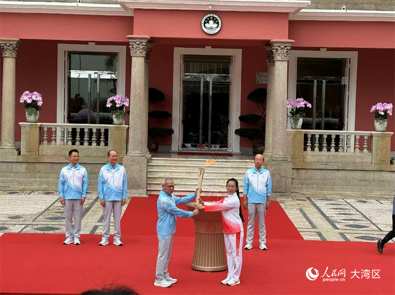图为澳门特区行政长官岑浩辉在火种盆点燃火炬,授予第一棒火炬手澳门武术名将、2023杭州亚运武术金牌运动员李祎。人民网记者 富子梅摄 图为澳门特区行政长官岑浩辉在火种盆点燃火炬,授予第一棒火炬手澳门武术名将、2023杭州亚运武术金牌运动员李祎。人民网记者 富子梅摄