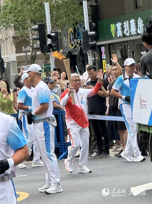 图为火炬传递途经澳门多个著名地标,吸引众多澳门市民及旅客沿途观赏。人民网记者 富子梅摄 图为火炬传递途经澳门多个著名地标,吸引众多澳门市民及旅客沿途观赏。人民网记者 富子梅摄