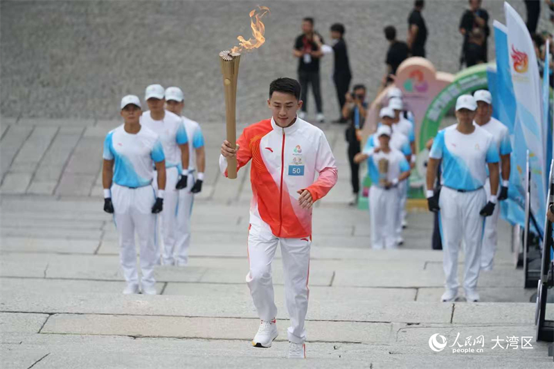 图为第50棒火炬手澳门空手道代表队运动员郭建恒跑向终点。人民网记者 富子梅摄 图为第50棒火炬手澳门空手道代表队运动员郭建恒跑向终点。人民网记者 富子梅摄