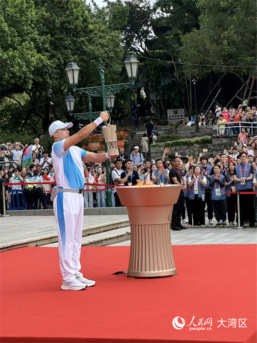 图为收火仪式上,火种护卫将火种引回火种灯并护送广州,参与在广东奥林匹克体育中心举行的融火仪式。人民网记者 富子梅摄 图为收火仪式上,火种护卫将火种引回火种灯并护送广州,参与在广东奥林匹克体育中心举行的融火仪式。人民网记者 富子梅摄