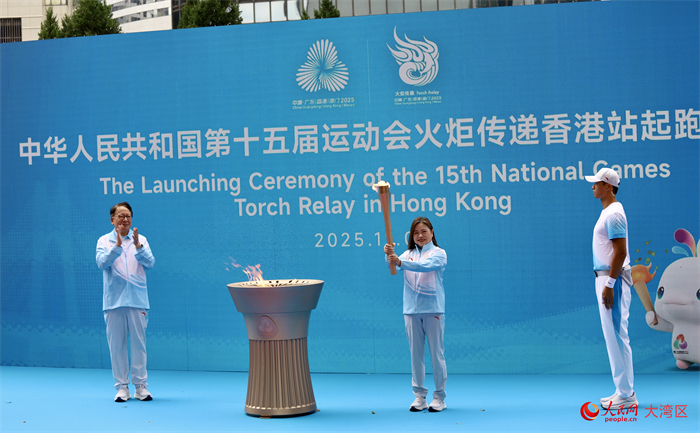 香港特区署理行政长官陈国基、香港特区政府文化体育及旅游局局长罗淑佩在起跑仪式上。人民网 严小晶摄 香港特区署理行政长官陈国基、香港特区政府文化体育及旅游局局长罗淑佩在起跑仪式上。人民网 严小晶摄