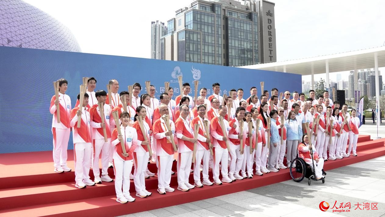 十五运会香港站火炬手合影。人民网 吴宇扬扬摄 十五运会香港站火炬手合影。人民网 吴宇扬扬摄