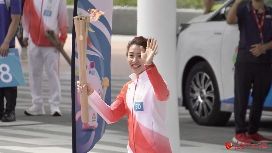 香港站最后一棒火炬手、现役港队女子重剑运动员佘缮妡。人民网 吴宇扬扬摄 香港站最后一棒火炬手、现役港队女子重剑运动员佘缮妡。人民网 吴宇扬扬摄
