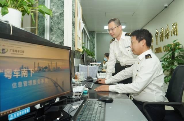 首单“粤车南下”香港停车场车辆海关备案手续完成 首单“粤车南下”香港停车场车辆海关备案手续完成