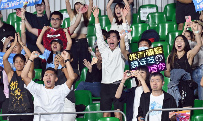 11月2日，香港观众在欧阳玮欣/袁廷芝获胜后欢呼。当日，在香港举行的第十五届全运会沙滩排球女子小组赛F组比赛中，香港队组合欧阳玮欣/袁廷芝2比0战胜辽宁队组合富宇菲/刘宜欣。新华社记者 陈铎 摄