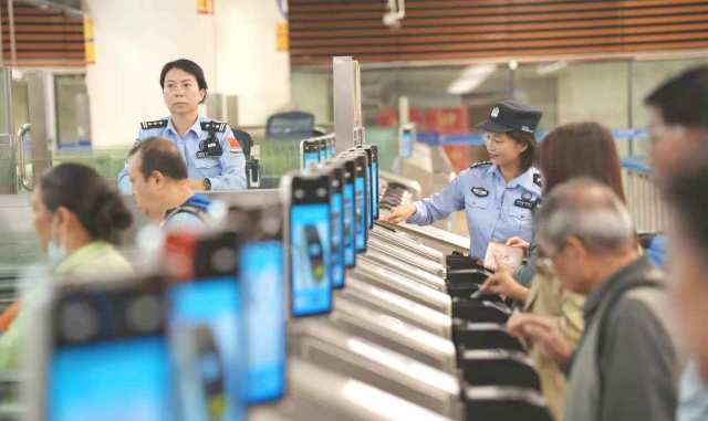 凌晨时段经皇岗口岸入境的旅客经智能快捷通道“刷脸”丝滑通关。 通讯员 黄俊生 供图