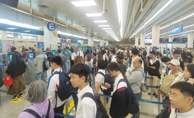 大批经福田口岸入境的香港旅客挤满智能快捷通道区域。 通讯员 黄俊生 供图