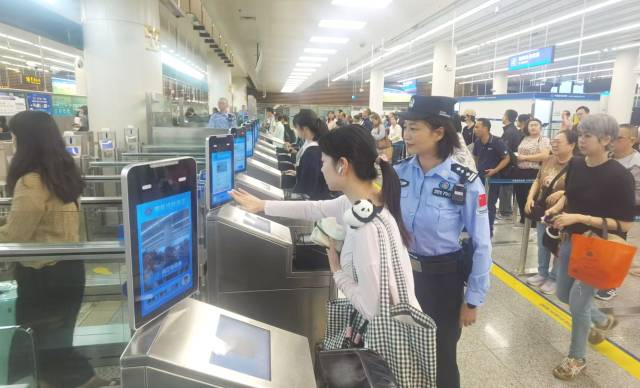 皇岗边检站民警在福田口岸入境大厅智能快捷通道区域指导旅客“刷脸”快速通关体验。 通讯员 黄俊生 供图