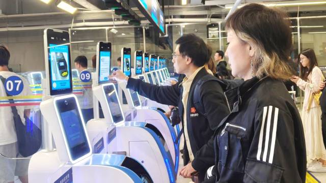 凌晨时段经皇岗口岸入境的旅客经智能快捷通道“刷脸”丝滑通关。 通讯员 黄俊生 供图
