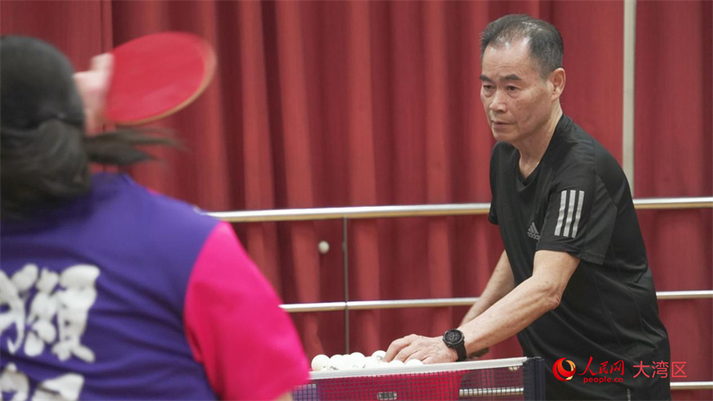 澳门乒乓球总会总教练王冲芬正指导球员。人民网 吴宇扬扬摄 澳门乒乓球总会总教练王冲芬正指导球员。人民网 吴宇扬扬摄