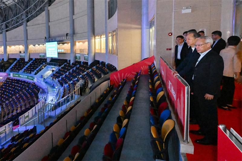 图为岑浩辉一行察看全运会女排比赛场馆。澳门特区政府新闻局供图