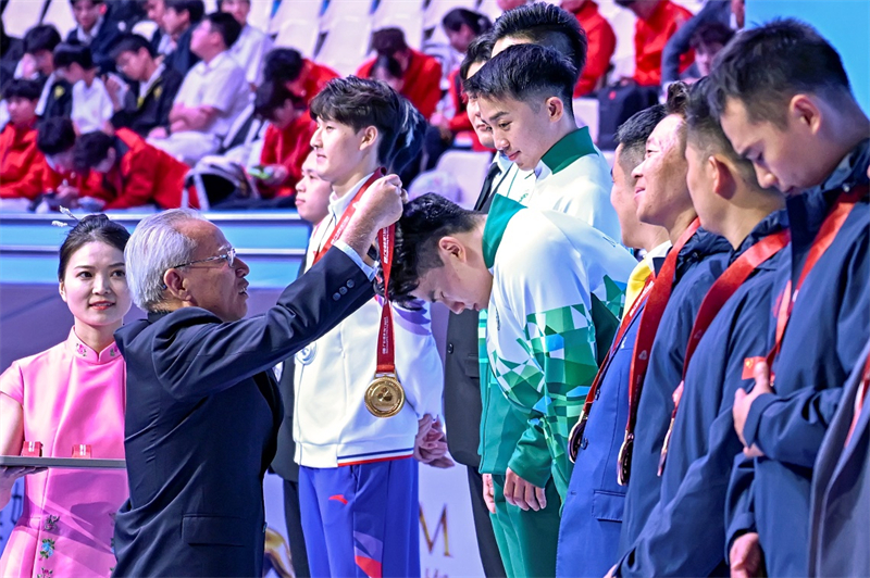 图为岑浩辉为全运会空手道业余团体冠亚季军颁奖。澳门特区政府新闻局供图