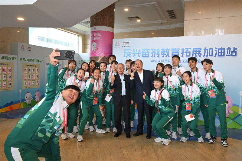 图为岑浩辉与运动员们互动交流。澳门特区政府新闻局供图