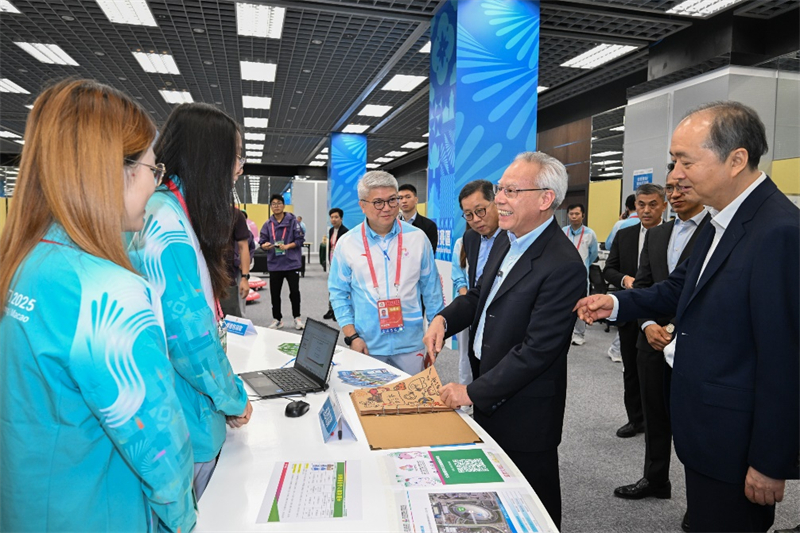 图为岑浩辉在主新闻中心为志愿者们加油打气。澳门特区政府新闻局供图