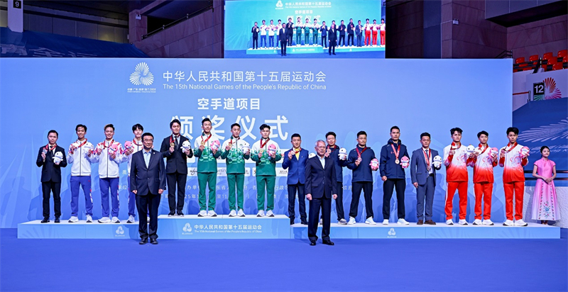 图为澳门特区行政长官岑浩辉为全运会空手道男子业余组团体冠亚季军颁奖。澳门特区政府体育局供图 图为澳门特区行政长官岑浩辉为全运会空手道男子业余组团体冠亚季军颁奖。澳门特区政府体育局供图