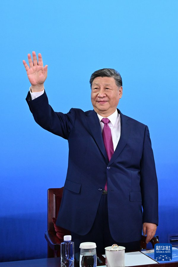 11月9日晚，中共中央总书记、国家主席、中央军委主席习近平在广东省广州市出席中华人民共和国第十五届运动会开幕式并宣布运动会开幕。这是习近平在主席台上向大家挥手致意。图片来源：新华网
