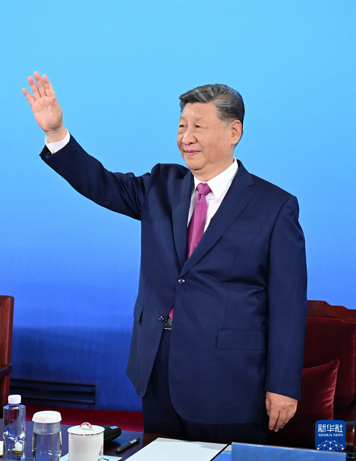 11月9日晚,中共中央总书记、国家主席、中央军委主席习近平在广东省广州市出席中华人民共和国第十五届运动会开幕式并宣布运动会开幕。这是习近平在主席台上向大家挥手致意。图片来源:新华网 11月9日晚,中共中央总书记、国家主席、中央军委主席习近平在广东省广州市出席中华人民共和国第十五届运动会开幕式并宣布运动会开幕。这是习近平在主席台上向大家挥手致意。图片来源:新华网