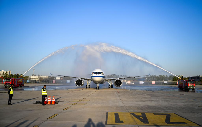 11月9日,国航CA104航班降落在天津滨海国际机场后通过“水门”。新华社记者 赵子硕 摄 11月9日,国航CA104航班降落在天津滨海国际机场后通过“水门”。新华社记者 赵子硕 摄