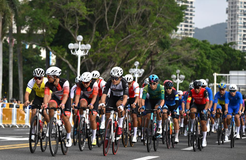 11月8日，参赛选手在比赛中出发。新华社记者 连振 摄