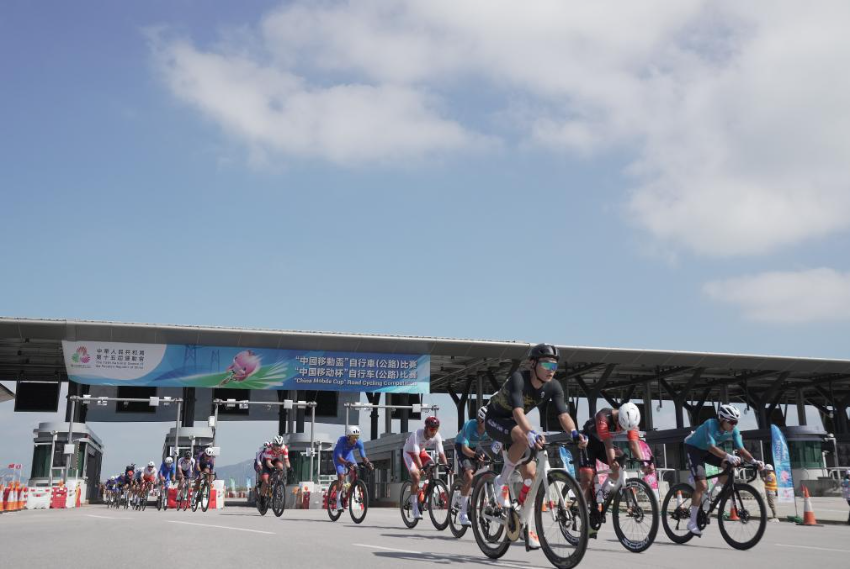 11月8日，参赛选手经过港珠澳大桥香港口岸车辆通关广场。新华社发（吕小炜摄）