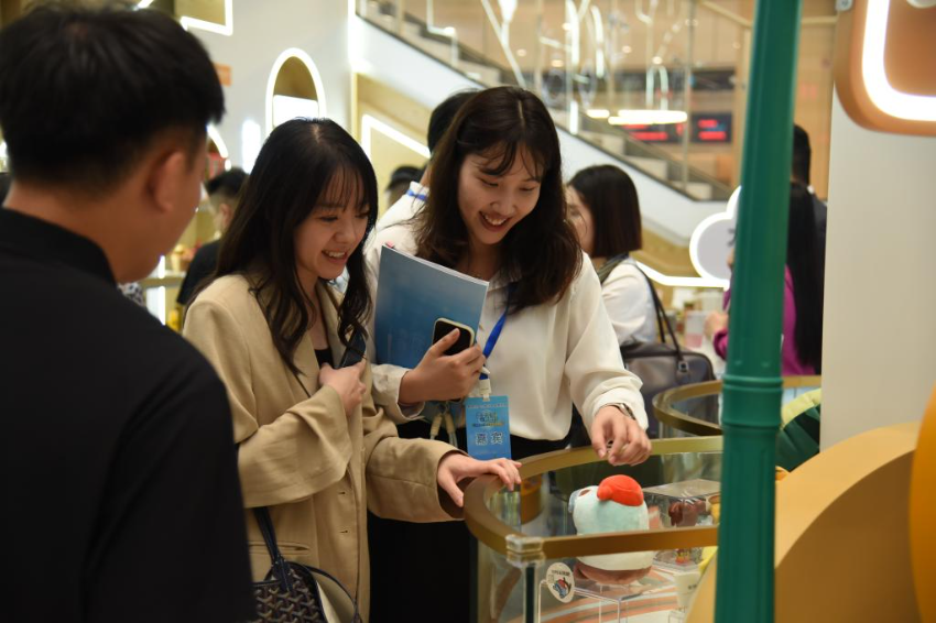 港澳青年在横琴政务服务中心的“澳品荟”横琴展示区浏览澳门创意产品(2024年9月23日摄)。新华社记者 洪泽华 摄 港澳青年在横琴政务服务中心的“澳品荟”横琴展示区浏览澳门创意产品(2024年9月23日摄)。新华社记者 洪泽华 摄