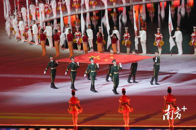 旗手护送中华人民共和国国旗入场。 旗手护送中华人民共和国国旗入场。