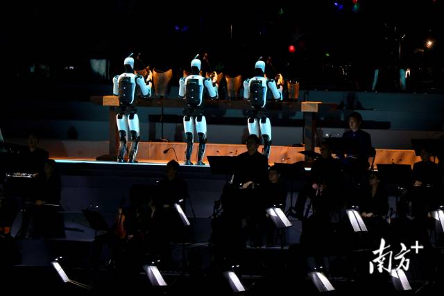 机器人敲击文物青铜句鑃,演奏开场曲《彩云追月》。 机器人敲击文物青铜句鑃,演奏开场曲《彩云追月》。