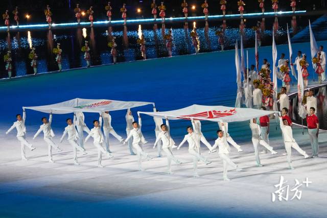 旗手护送中华人民共和国运动会会旗、第十五届全国运动会会旗。 旗手护送中华人民共和国运动会会旗、第十五届全国运动会会旗。