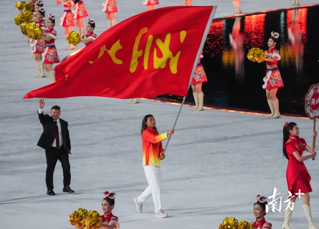 十五运会开幕式上,湖北队亮相。网球运动员郑钦文作为旗手入场。 十五运会开幕式上,湖北队亮相。网球运动员郑钦文作为旗手入场。