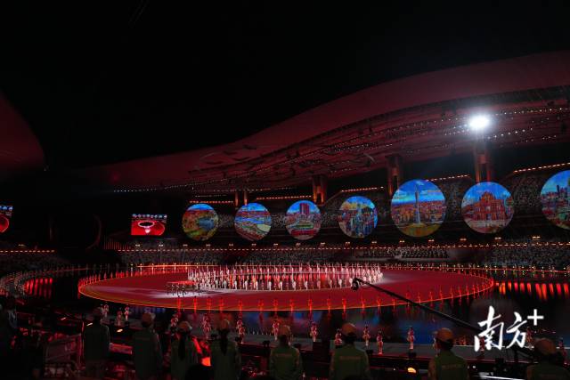 旗手护送中华人民共和国国旗入场。 旗手护送中华人民共和国国旗入场。