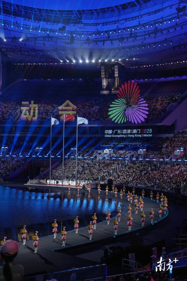 开幕式升起中华人民共和国国旗、中华人民共和国运动会会旗、第十五届全国运动会会旗。 开幕式升起中华人民共和国国旗、中华人民共和国运动会会旗、第十五届全国运动会会旗。