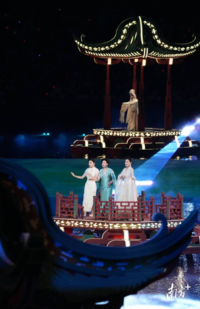 曾小敏、汪明荃、麦晓柔演绎经典粤曲《彩云追月》。 曾小敏、汪明荃、麦晓柔演绎经典粤曲《彩云追月》。