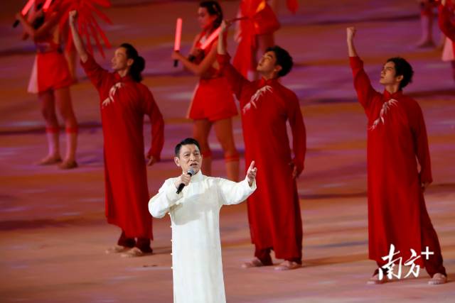 开幕式现场,歌手刘德华演唱《中国人》。 开幕式现场,歌手刘德华演唱《中国人》。