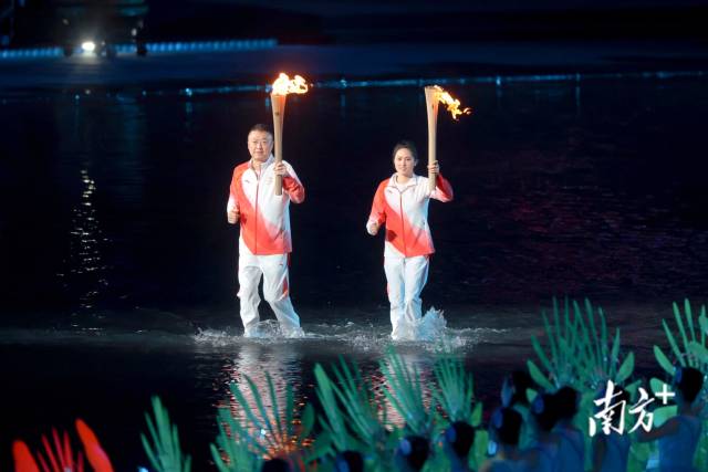 十五运会开幕式上,全运会火炬第一棒是马琳、陈若琳。 十五运会开幕式上,全运会火炬第一棒是马琳、陈若琳。