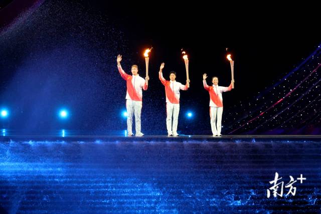 开幕式上,最后一棒火炬是由广东、香港、澳门三地的火炬手苏炳添、张家朗、李祎共同点燃。 开幕式上,最后一棒火炬是由广东、香港、澳门三地的火炬手苏炳添、张家朗、李祎共同点燃。