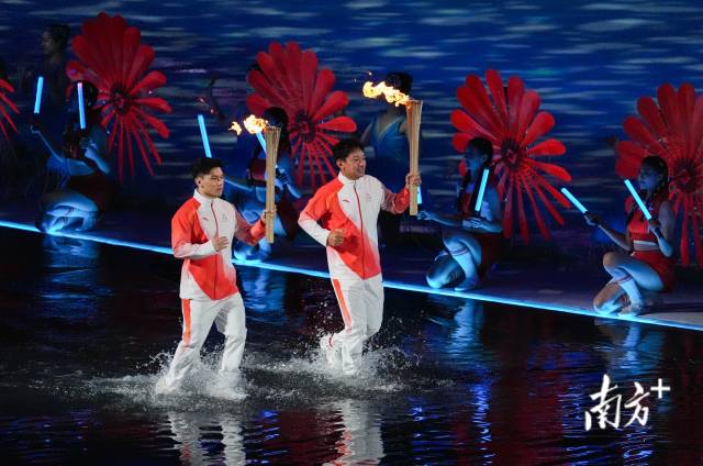 十五运会开幕式上,全运会火炬第二棒是黄金宝、方文浩。 十五运会开幕式上,全运会火炬第二棒是黄金宝、方文浩。