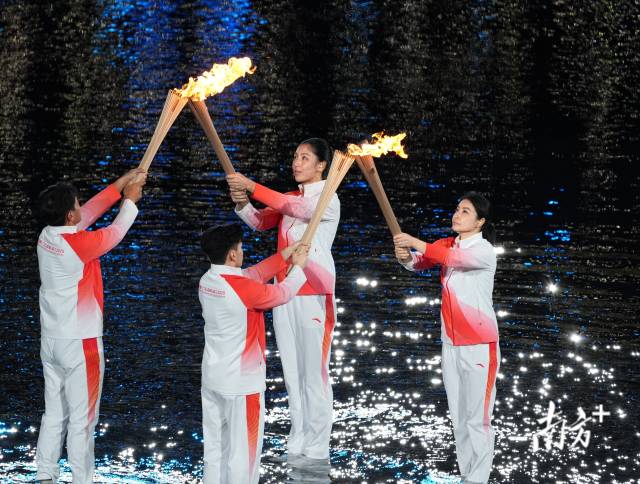 十五运会开幕式上,火炬手接力传递火炬。 十五运会开幕式上,火炬手接力传递火炬。