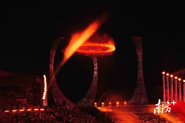 十五运会主火炬燃起。 十五运会主火炬燃起。