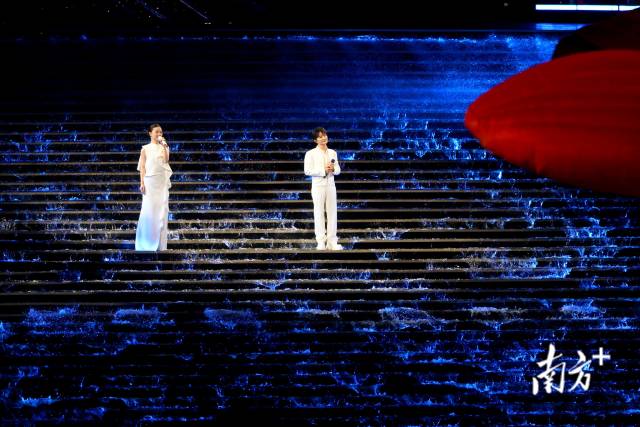 歌手周深和单依纯演唱十五运会开幕式主题歌《天海一心》。 歌手周深和单依纯演唱十五运会开幕式主题歌《天海一心》。