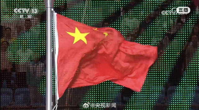 十五运会开幕式，粤港澳三地同步升国旗