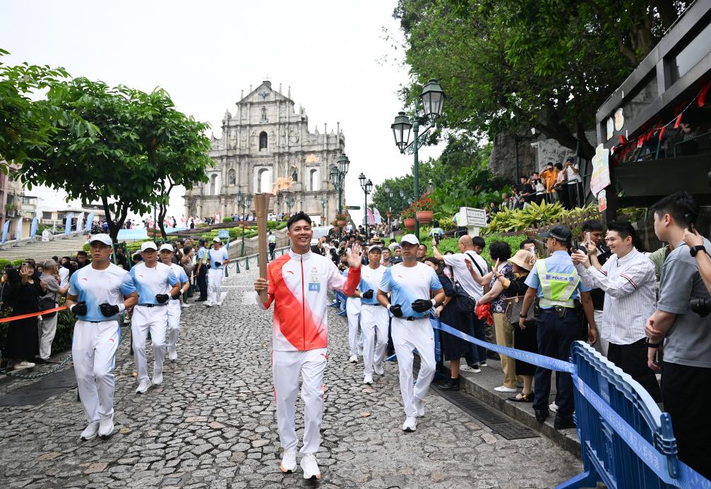 11月2日,全运会火炬在澳门大三巴牌坊前传递。新华社发(张金加 摄) 11月2日,全运会火炬在澳门大三巴牌坊前传递。新华社发(张金加 摄)