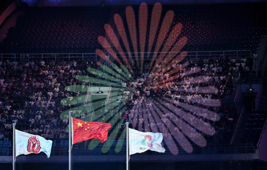 这是11月9日在开幕式现场拍摄的中华人民共和国国旗(中)、中华人民共和国运动会会旗(左)和第十五届全国运动会会旗。新华社记者 邓华 摄 这是11月9日在开幕式现场拍摄的中华人民共和国国旗(中)、中华人民共和国运动会会旗(左)和第十五届全国运动会会旗。新华社记者 邓华 摄