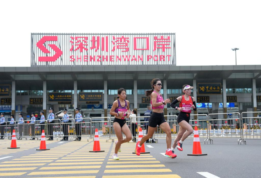 11月15日,第十五届全国运动会田径项目女子马拉松比赛参赛选手经过深圳湾口岸。新华社记者 丁增尼达 摄 11月15日,第十五届全国运动会田径项目女子马拉松比赛参赛选手经过深圳湾口岸。新华社记者 丁增尼达 摄
