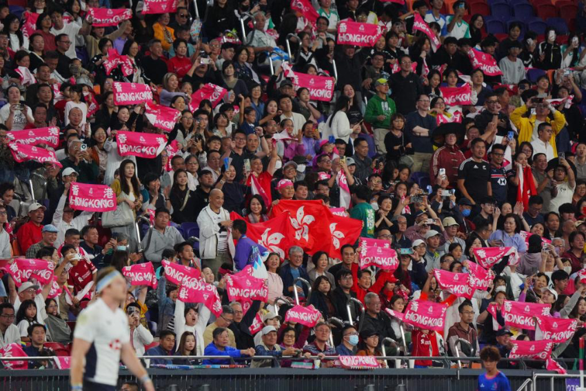 11月14日,在香港举行的第十五届全国运动会7人制橄榄球男子决赛中,球迷在场边加油助威。新华社记者 朱炜 摄 11月14日,在香港举行的第十五届全国运动会7人制橄榄球男子决赛中,球迷在场边加油助威。新华社记者 朱炜 摄